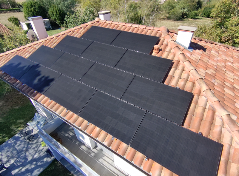 Technicien installant des panneaux photovoltaïques